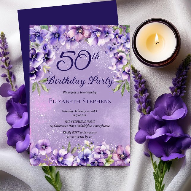 Invitación Elegante fiesta de cumpleaños 50 de violetas púrpu (Elegant Purple Violets Floral 50th Birthday Party Invitation)