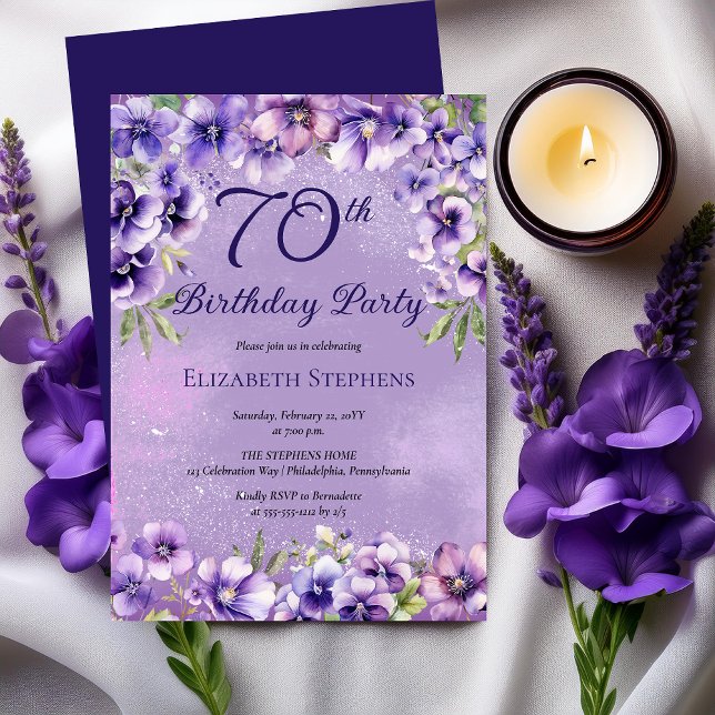 Invitación Elegante fiesta de cumpleaños 70 de violetas púrpu (Elegant Purple Violets Floral 70th Birthday Party Invitation)