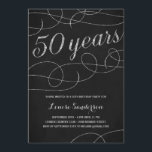 Invitación Elegante fiesta de cumpleaños número 50 de Plata<br><div class="desc">Esta elegante y elegante invitación a la fiesta de cumpleaños número 50 cuenta con elegantes floraciones de época,  caligrafía de escritura que dice "50 años",  Relieve metalizado de plata falso purpurinoso y un fondo negro de moda.</div>