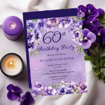 Invitación Elegante fiesta de cumpleaños número 60 de violeta<br><div class="desc">Elegante diseño de color violeta violeta con un diseño floral de la "Fiesta del Cumpleaños 60" que incluye una franja floral de violetas en la parte superior y inferior sobre un fondo violeta y blanco de polvo de estrellas.</div>