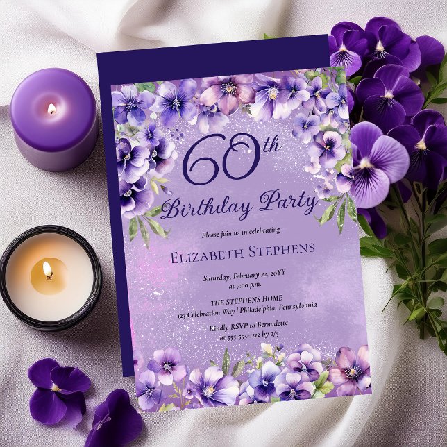 Invitación Elegante fiesta de cumpleaños número 60 de violeta (Elegant Purple Violets Floral 60th Birthday Party Invitation)