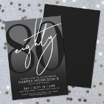 Invitación Elegante fiesta de cumpleaños número 80 de Black<br><div class="desc">Celebra ochenta años con estilo con esta moderna invitación a la fiesta de cumpleaños 80 en negro y gris. El diseño presenta un gran "80" negro a lo largo de la mayor parte de la tarjeta, con un estilo de guion escrito a mano blanco "Ochenta" sobre él para un aspecto...</div>