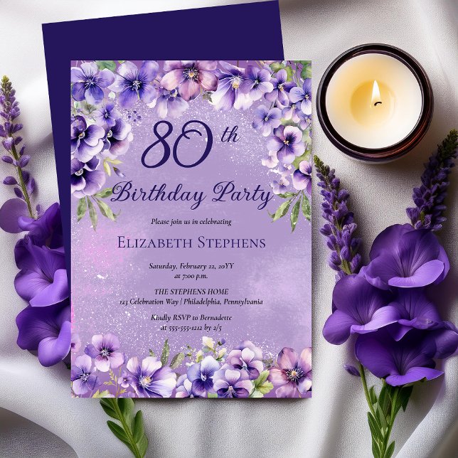 Invitación Elegante fiesta de cumpleaños número 80 de las vio (Elegant Purple Violets Floral 80th Birthday Party Invitation)