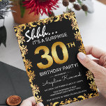 Invitación Elegante fiesta de cumpleaños sorpresa de Black &<br><div class="desc">Elegante invitación de cumpleaños sorpresa en negro y oro,  con un borde dorado ornamentado,  grandes números de oro de la época y una plantilla de cumpleaños fácil de personalizar.</div>
