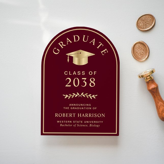 Invitación Elegante Fiesta de Graduación de la Escuela de Oro (Share the pride and excitement of your graduate's achievement with friends and family near and far)