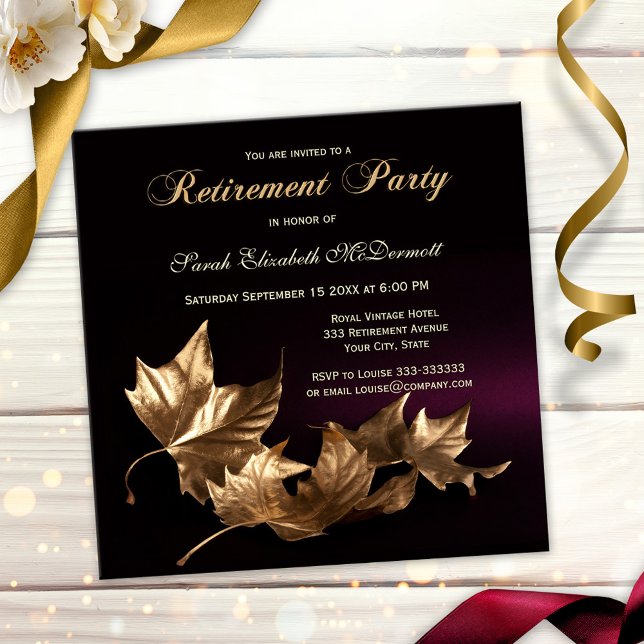 Invitación Elegante Fiesta de Jubilación de la Caída Dorada (Stylish retirement party invitation featuring golden leaves on dark burgundy)
