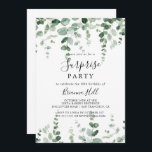 Invitación Elegante Fiesta Minimalista Eucalyptus Surprise<br><div class="desc">Esta elegante y minimalista invitación para una fiesta sorpresa en eucalipto es perfecta para un cumpleaños moderno,  un retiro o cualquier fiesta sorpresa. El diseño presenta una acuarela de hojas y ramas de eucaliptos botánicos elegantes dibujadas a mano.</div>