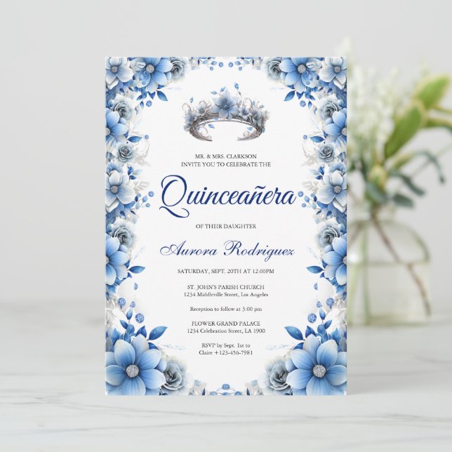 Invitación Elegante Floral Azul y Plata Tiara Quinceañera (Anverso de pie)