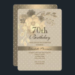 Invitación Elegante floral de oro 70 cumpleaños<br><div class="desc">Celebre un hito de estilo con esta elegante invitación de cumpleaños número 70 que presenta un suave diseño floral vintage en tonos dorado y beige. Este diseño, acentuado con un fino shimmer metálico y una tipografía de escritura clásica, es perfecto para una reunión de cumpleaños sofisticada. El fondo incluye sutiles...</div>