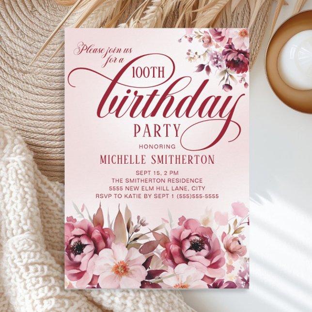 Invitación Elegante floral rosa borgoñona 100 cumpleaños (Elegant script 100th birthday party invitation with burgundy and pink watercolor floral
)