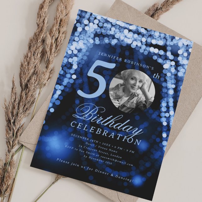 Invitación Elegante foto 50.º alumbrado de glam azul de la ma (Elegant Photo 50th Birthday Navy Blue Glam Lights Invitation)