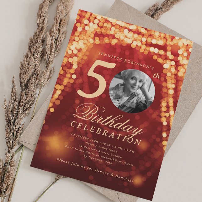 Invitación Elegante foto 50.º cumpleaños Luces de oro rojo (Elegant Photo 50th Birthday Gold Red Glam Lights Invitation)