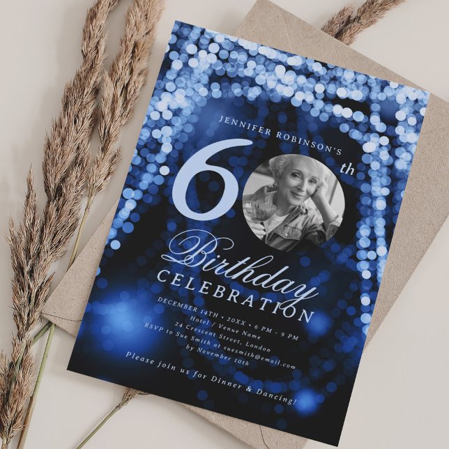 Invitación Elegante foto 60.ª luz de cristal azul de la marin (Elegant Photo 60th Birthday Navy Blue Glam Lights Invitation)
