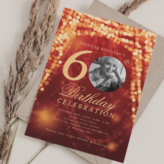 Invitación Elegante foto 60 cumpleaños luces de oro rojo (Elegant Photo 60th Birthday Red Gold Glam Lights Invitation)
