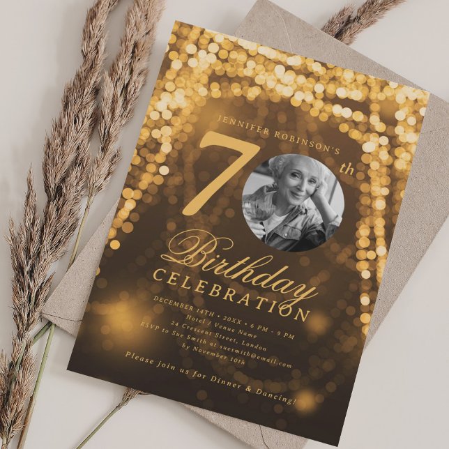 Invitación Elegante foto 70.ª luz de oro de cumpleaños (Elegant Photo 70th Birthday Gold Glam Lights Invitation)