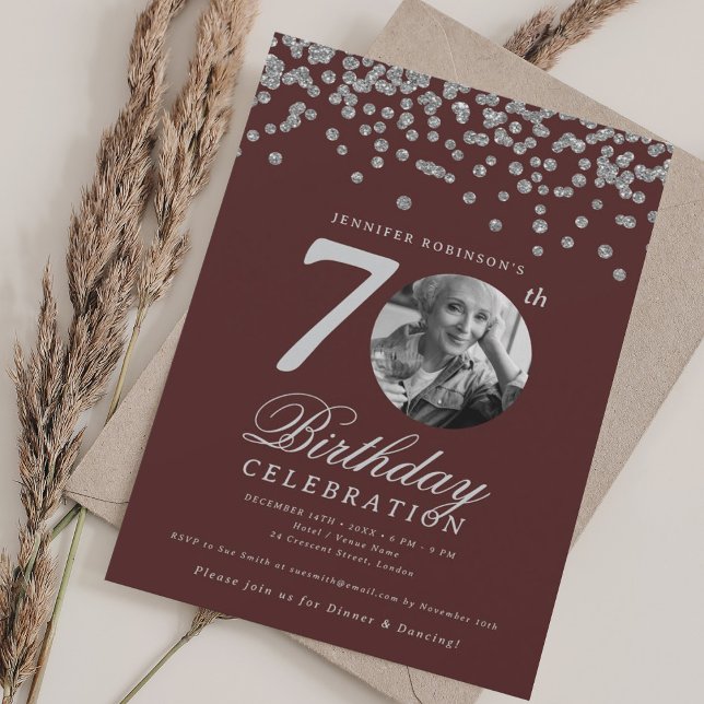 Invitación Elegante foto 70 cumpleaños fiesta Silver Borgoña (Elegant Photo 70th Birthday Party Silver Burgundy Invitation)