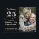 Invitación Elegante Foto Aniversario de Bodas de Plata 25º<br><div class="desc">Un diseño muy bonito y atrevido en negro, blanco y gris "plateado" que funciona bien con una fotografía en blanco y negro o a todo color de la pareja casada que celebra un aniversario de bodas de veinticinco años. Invite a familiares y amigos a una celebración especial. El diseño presenta...</div>