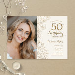 Invitación Elegante foto con flores de oro 50 cumpleaños<br><div class="desc">Invitación a la fiesta de 50 años con crema de oro y marfil con tu foto en la parte delantera de la tarjeta. Diseño moderno minimalista con dibujos botánicos de contorno acentos, Relieve metalizado de oro falso y tipo de letra de escritura tipográfica. Sencilla carta de invitación a la moda,...</div>