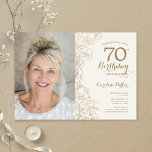 Invitación Elegante foto con flores de oro 70 cumpleaños<br><div class="desc">Invitación a la fiesta de cumpleaños 70 con flores de oro y crema con tu foto en la parte delantera de la tarjeta. Diseño moderno minimalista con dibujos botánicos de contorno acentos, Relieve metalizado de oro falso y tipo de letra de escritura tipográfica. Sencilla carta de invitación a la moda,...</div>