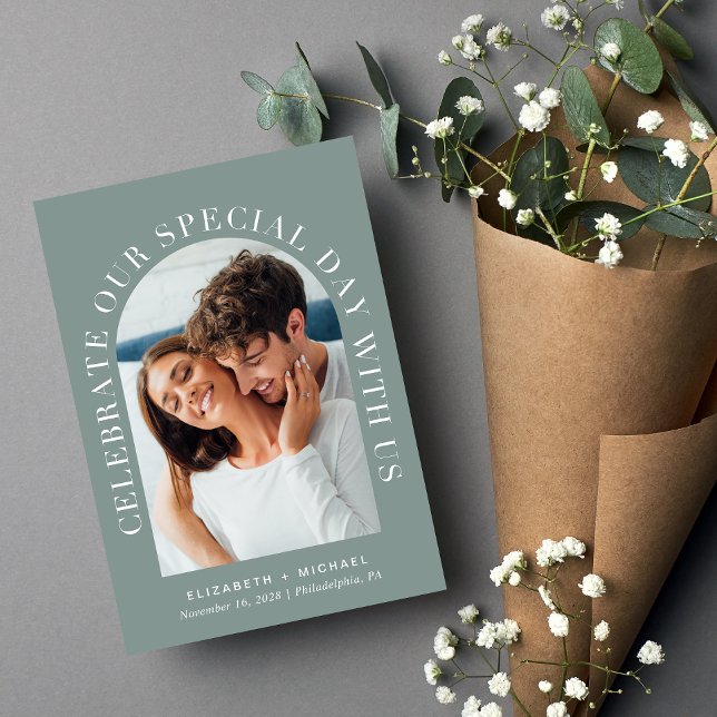 Invitación Elegante Foto De Arco Código QR Sage Todo En Un Bo (Celebrate your love story with an invitation showcasing your favorite photo in an elegant arch frame)