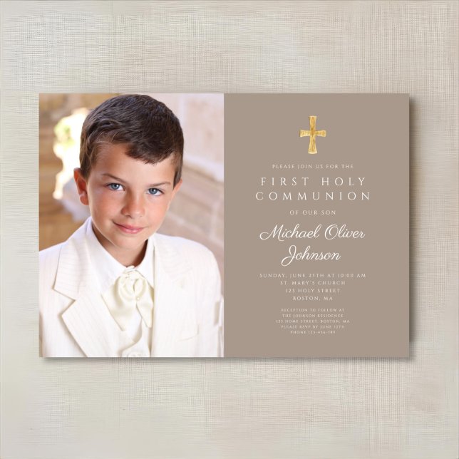 Invitación Elegante foto de chico de la cruz de tazas primera (Elegant Taupe Cross Photo Boy First Communion Invitation)