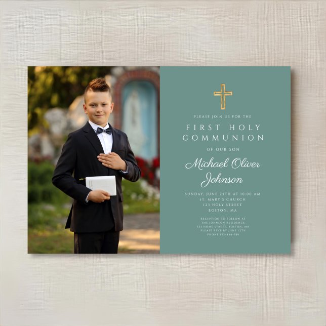 Invitación Elegante foto de chico verde primera comunión (Elegant Green Cross Photo Boy First Communion Invitation)