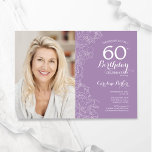 Invitación Elegante foto de color morado blanco floral 60 cum<br><div class="desc">Invitación a la fiesta de cumpleaños número 60 con flores blancas de lavanda morada clara con tu foto en la parte delantera de la tarjeta. Diseño moderno minimalista con dibujos botánicos de contorno acentos, Relieve metalizado de oro falso y tipo de letra de escritura tipográfica. Sencilla carta de invitación a...</div>