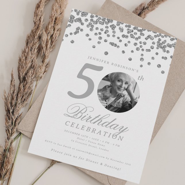 Invitación Elegante foto de cumpleaños número 50 con confeti  (Elegant Photo 50th Birthday Silver Confetti Invitation)