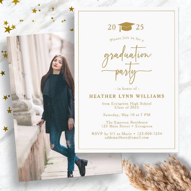 Invitación Elegante foto de graduación de oro (Elegant Gold Graduation Party Photo Invitation by Painted Paperie
)