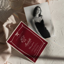 Elegante foto de graduación en blanco y negro