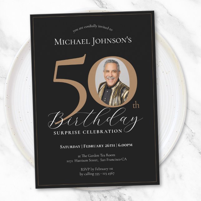 Invitación Elegante foto de oro negro sorprende 50 cumpleaños (Elegant Black Gold Photo Surprise 50th Birthday Invitation)