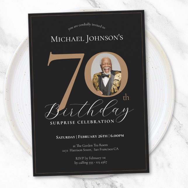 Invitación Elegante foto de oro negro sorprende 70 cumpleaños (Elegant Black Gold Photo Surprise 70th Birthday Invitation)