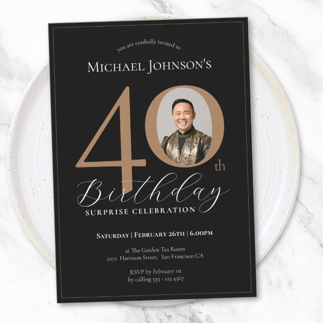 Invitación Elegante foto de oro negro sorprende por 40 cumple (Elegant Black Gold Photo Surprise 40th Birthday Invitation)