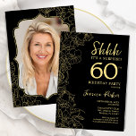 Invitación Elegante foto de oro negro sorprende por 60 años<br><div class="desc">Elegante invitación a la fiesta de cumpleaños 60 en negro y oro con tu foto en la parte trasera de la tarjeta. El moderno diseño femenino moderno presenta acentos botánicos y tipografía. Sencilla tarjeta de invitación floral perfecta para una elegante celebración de cumpleaños sorpresa femenina. Se puede personalizar a cualquier...</div>
