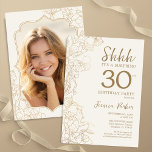 Invitación Elegante foto de oro sorpresa 30 cumpleaños<br><div class="desc">Elegante invitación de fiesta de cumpleaños 30 con tu foto en la parte trasera de la tarjeta. El moderno diseño femenino moderno presenta acentos botánicos y tipografía. Sencilla tarjeta de invitación floral perfecta para una elegante celebración de cumpleaños sorpresa femenina. Se puede personalizar a cualquier edad. Invitaciones Zazzle impresas o...</div>