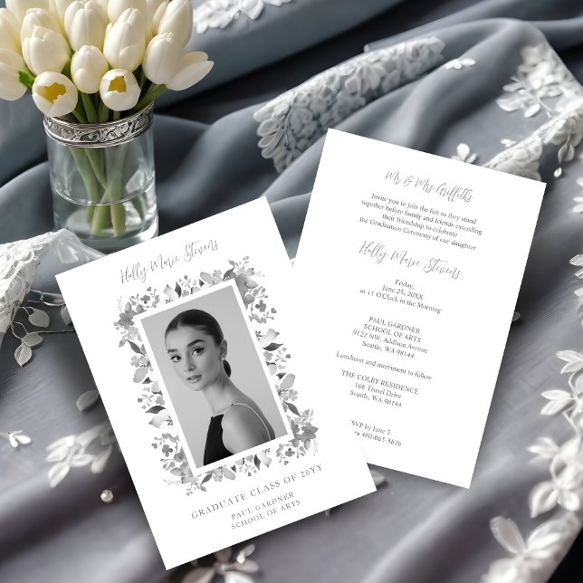 Invitación Elegante foto de tonos grises contemporáneos flora (Charming Graceful Floral Contemporary Grey Shades Personalized Photo Grad Invitation Card.)