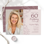 Invitación Elegante foto dorada rosada de flores 60 cumpleaño<br><div class="desc">Elegante polvoriento rosa rosa negro y mauve floral 60ª invitación de fiesta de cumpleaños con tu foto en la parte delantera de la tarjeta. Diseño moderno minimalista con acentos de dibujos botánicos y tipo de letra de guión tipográfico. Sencilla carta de invitación a la moda, perfecta para una elegante celebración...</div>