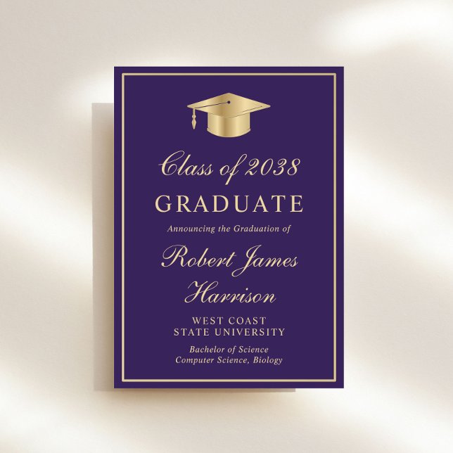 Invitación Elegante foto Fiesta de graduación de oro morado (An elegant college graduation party invitation to celebrate the graduate's achievements)