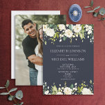 Invitación Elegante foto floral de color azul y blanco<br><div class="desc">Esta hermosa y romántica invitación a una boda con una hermosa y florida florida florida florida floración blanca presenta en la parte superior una suntuosa colección de vegetación eucaliptus y rosas blancas, hortensias y otras flores blancas. En la parte inferior del diseño se ha colocado un arreglo similar, y un...</div>