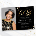 Invitación Elegante foto negro y oro 60 cumpleaños<br><div class="desc">Elegante foto Black y Oro Invitación de cumpleaños 60. Este diseño tiene una temática minimalista dorada y negra que exuda la elegancia moderna. La invitación tiene un elegante fondo negro, que aporta un sofisticado lienzo para los opulentos acentos dorados. La tipografía moderna y elegante ocupa el centro del escenario, con...</div>