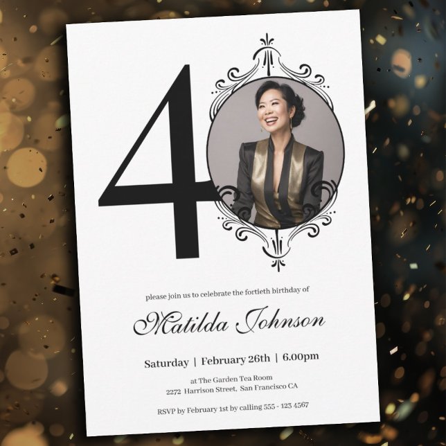 Invitación Elegante foto Personalizado blanco negro 40 cumple (40th Birthday Black White Simple Chic Custom Photo Invitation)