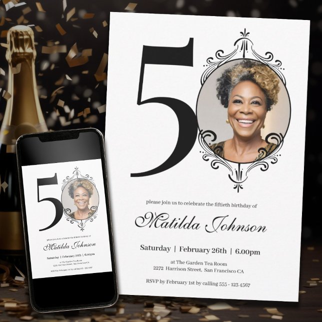 Invitación Elegante foto Personalizado blanco negro 50 cumple (50th Birthday Black White Simple Chic Custom Photo Invitation)