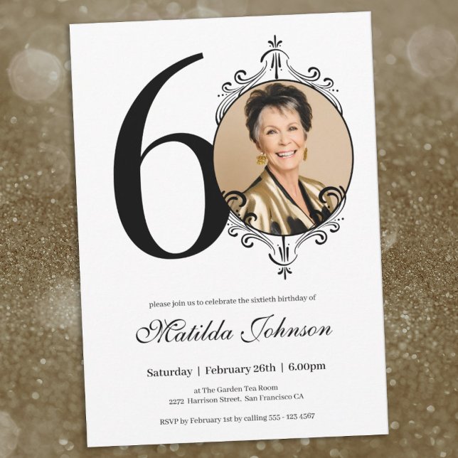 Invitación Elegante foto Personalizado blanco negro 60 cumple (60th Birthday Black White Elegant Custom Photo Invitation)