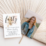 Invitación Elegante foto rosa y dorada 40 Fiesta de cumpleaño<br><div class="desc">Te encantará esta invitación de fiesta de cumpleaños. El diseño es elegante, con un salpicón de color rosa y dorado y un sofisticado tipo de letra. Es femenino y moda. ¿Lo necesitas para otra edad? No hay problema, se puede personalizar haciendo clic en el botón "PERSONALIZAR" e incluso puede cambiar...</div>