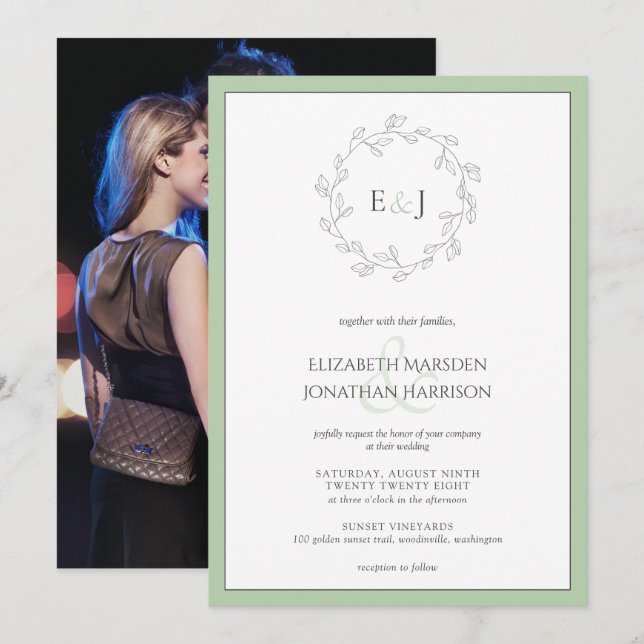 Invitación Elegante foto Sage Green Monograma Wreath (Anverso / Reverso)