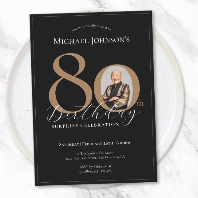 Invitación Elegante foto sorpresa de oro negro 80 cumpleaños (Elegant Black Gold Surprise Photo 80th Birthday Invitation)
