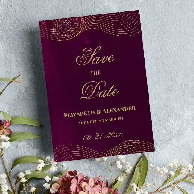 Invitación Elegante geométrica de oro burdeos Guardar la fech (Elegant burgundy gold geometric Save the Date )