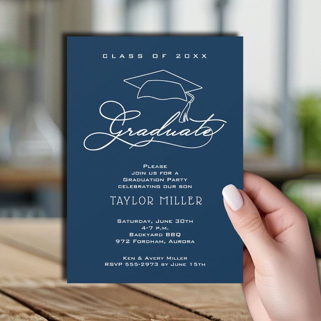 Invitación Elegante Graduación Azul de la Marina Gorra Grad (Elegant White Script and Grad Hat Navy Blue Graduation Party Invitations)