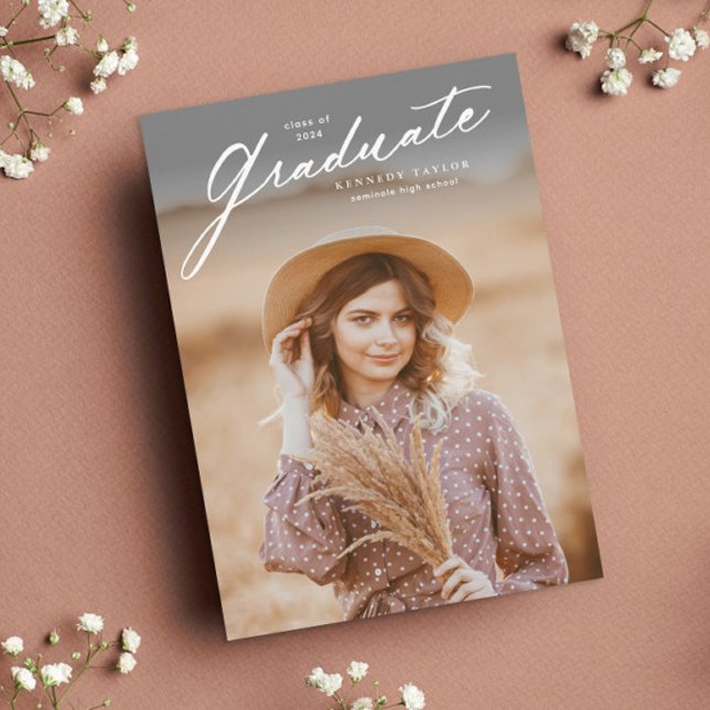 Invitación Elegante Graduación de Foto de Guión Graduado (Simple graduate script photo graduation invitation.)