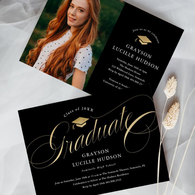 Invitación Elegante Graduación de fotografías en negro y oro (Elegant black and gold script graduate photo graduation announcement invitation cards.)